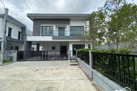 House in Bangkok, Thailand 4 bedrooms № 189257