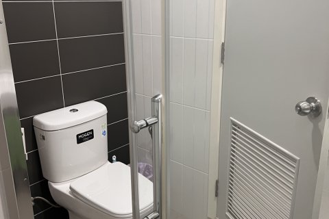 Condo à Samut Prakan, Thaïlande, 2 chambres  № 158477 - photo 15