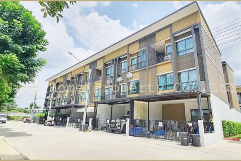 Townhouse in Bang Bua Thong, Thailand 3 bedrooms № 147303 - photo 1