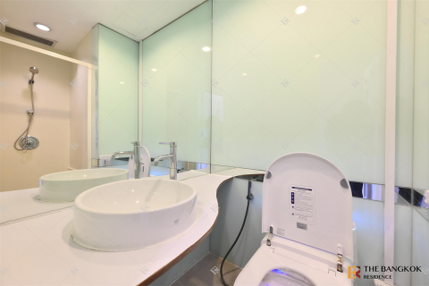 Condo in Bangkok, Thailand, 3 bedrooms № 220671 - photo 8