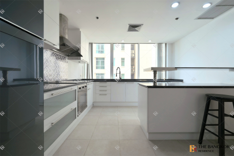 Condo in Bangkok, Thailand, 3 bedrooms № 220671 - photo 7
