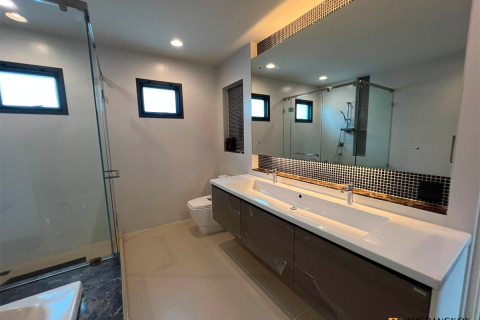House in Bangkok, Thailand 4 bedrooms № 220672