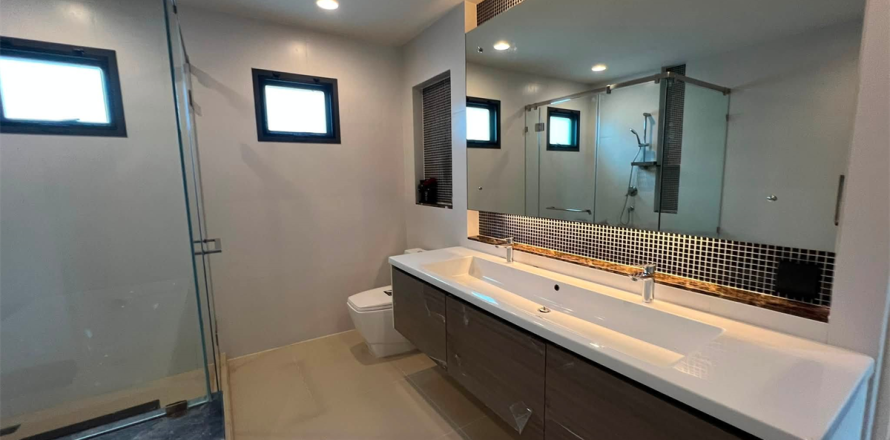 House in Bangkok, Thailand 4 bedrooms № 220672