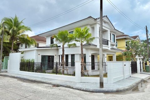 House in Phuket, Thailand 4 bedrooms № 152880 - photo 2