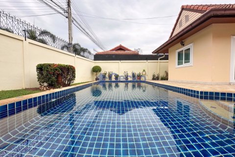 House in Pattaya, Thailand 4 bedrooms № 197031