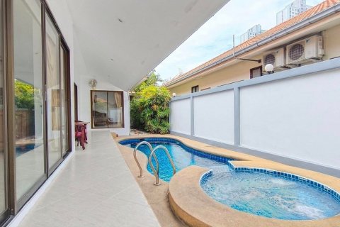 Дом в Паттайе, Таиланд с 3 спальнями  № 134264 - фото 1