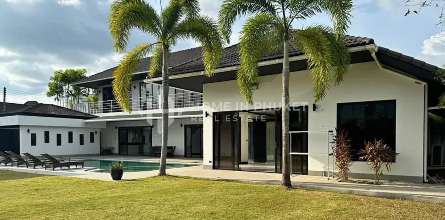 House in Phuket, Thailand 4 bedrooms № 133584
