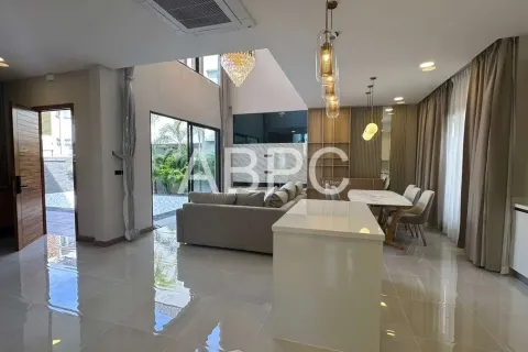 Casa de 4 dormitorios en Pattaya, Tailandia № 212108 - foto 12