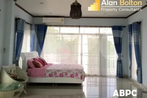 Casa de 5 dormitorios en Jomtien Beach, Pattaya, Tailandia № 212110 - foto 4