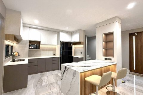 House in Bangkok, Thailand 4 bedrooms № 181099 - photo 2