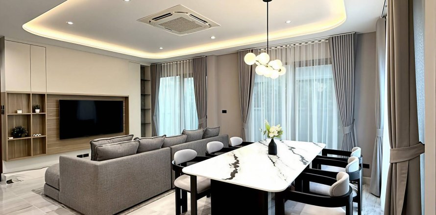 House in Bangkok, Thailand 4 bedrooms № 181099