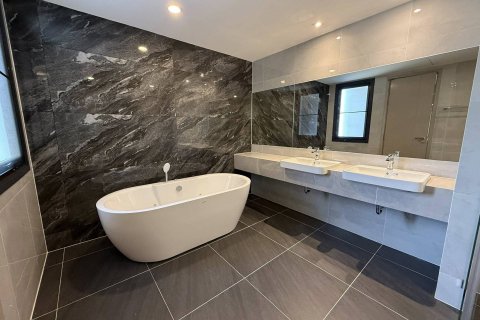 House in Bangkok, Thailand 4 bedrooms № 181099 - photo 5