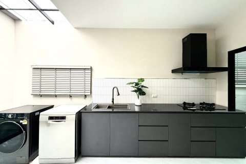 House in Bangkok, Thailand 4 bedrooms № 181099 - photo 13
