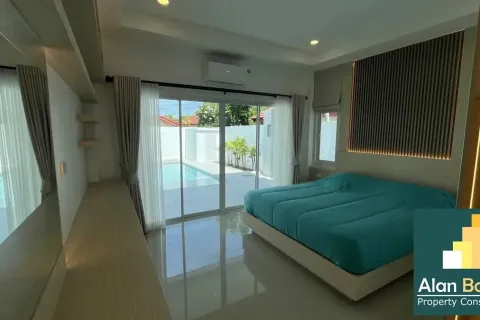 Casa de 4 dormitorios en Pattaya, Tailandia № 210890 - foto 13