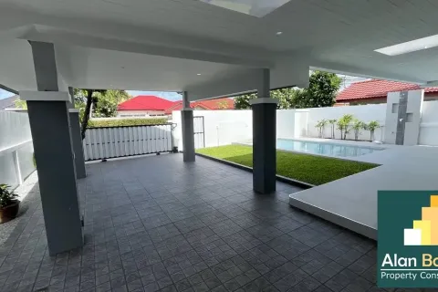 Casa de 4 dormitorios en Pattaya, Tailandia № 210890 - foto 14