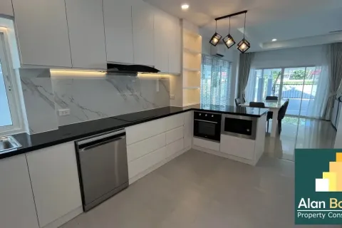 Casa de 4 dormitorios en Pattaya, Tailandia № 210890 - foto 7
