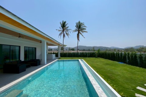Villa in Hua Hin, Thailand 4 bedrooms № 168364 - photo 2