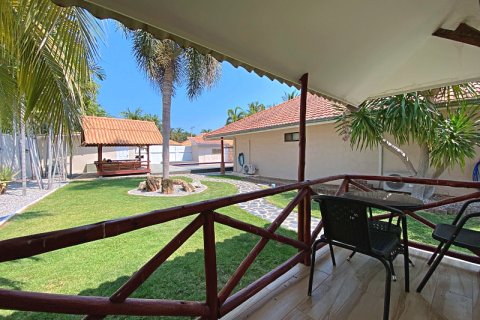 Villa in Pran Buri, Thailand 4 bedrooms № 168365 - photo 25