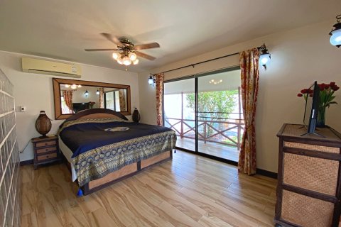 Villa in Pran Buri, Thailand 4 bedrooms № 168365 - photo 27