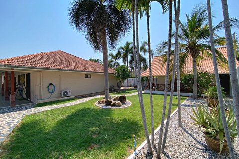 Villa in Pran Buri, Thailand 4 bedrooms № 168365 - photo 6