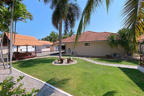 Villa in Pran Buri, Thailand 4 bedrooms № 168365 - photo 7