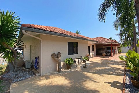 Villa in Pran Buri, Thailand 4 bedrooms № 168365 - photo 8