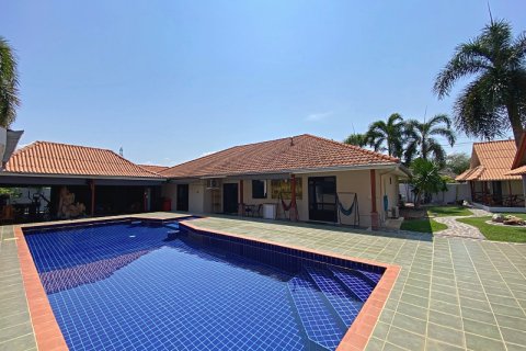 Villa in Pran Buri, Thailand 4 bedrooms № 168365 - photo 3