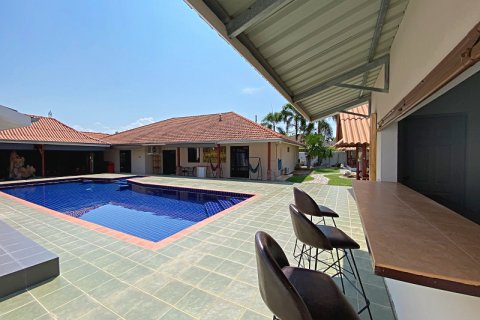 Villa in Pran Buri, Thailand 4 bedrooms № 168365 - photo 2