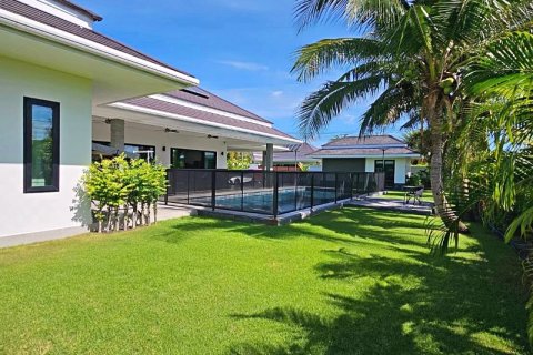 Villa in Cha-am, Thailand 4 bedrooms № 168398 - photo 2