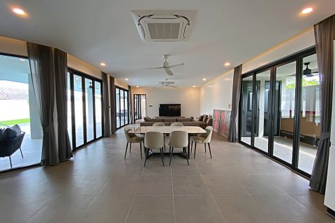 Villa in Hua Hin, Thailand 4 bedrooms № 168397 - photo 14