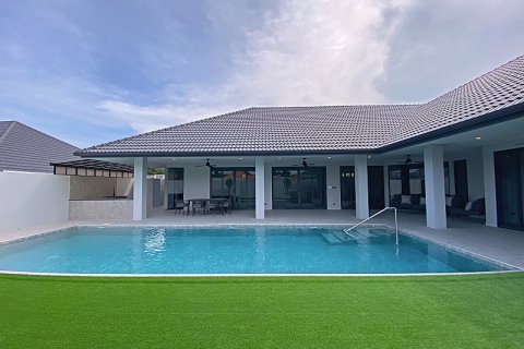 Villa in Hua Hin, Thailand 4 bedrooms № 168397 - photo 2