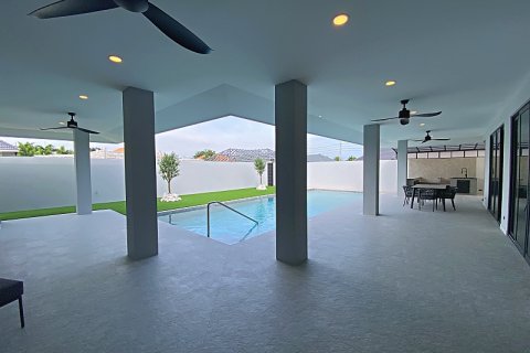 Villa in Hua Hin, Thailand 4 bedrooms № 168397 - photo 4