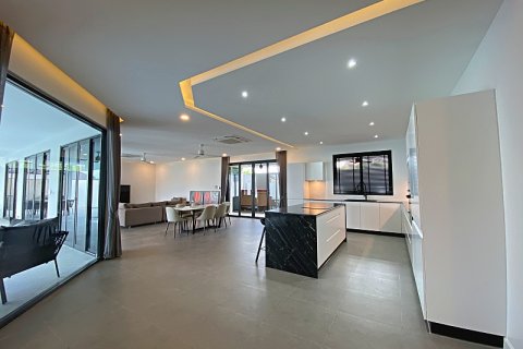 Villa in Hua Hin, Thailand 4 bedrooms № 168397 - photo 8