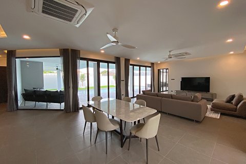 Villa in Hua Hin, Thailand 4 bedrooms № 168397 - photo 12