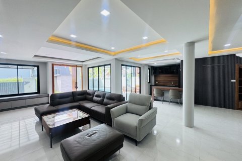 House in Pattaya, Thailand 4 bedrooms № 140737 - photo 12