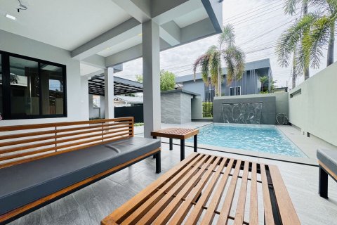 House in Pattaya, Thailand 4 bedrooms № 140737 - photo 1