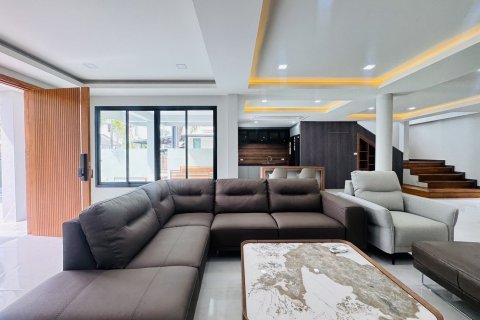 House in Pattaya, Thailand 4 bedrooms № 140737 - photo 13