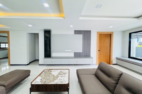 House in Pattaya, Thailand 4 bedrooms № 140737 - photo 24