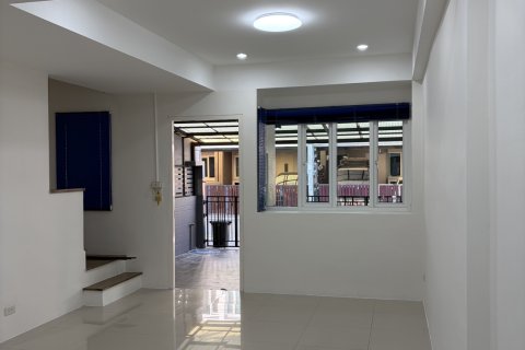 Таунхаус в Буенг Куме, Бангкок, Таиланд с 3 спальнями № 154711 - фото 2