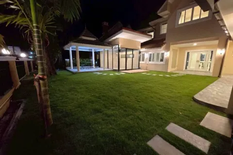 House in Hang Dong, Thailand 6 bedrooms № 168944 - photo 1