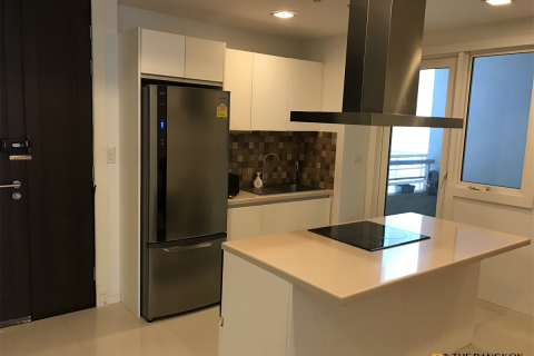 Condo in Bangkok, Thailand, 2 bedrooms № 210175 - photo 1