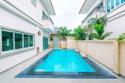 Maison à Pattaya, Thaïlande 4 chambres № 153806 - photo 1