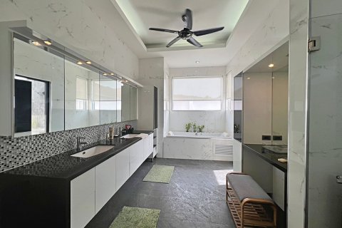 Villa in Hua Hin, Thailand 3 bedrooms № 168401 - photo 29