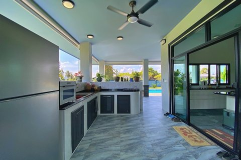 Villa in Pran Buri, Thailand 4 bedrooms № 168403 - photo 11