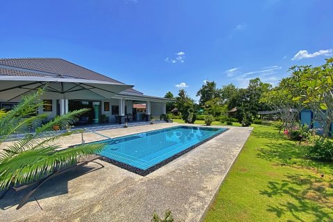 Villa in Pran Buri, Thailand 4 bedrooms № 168403