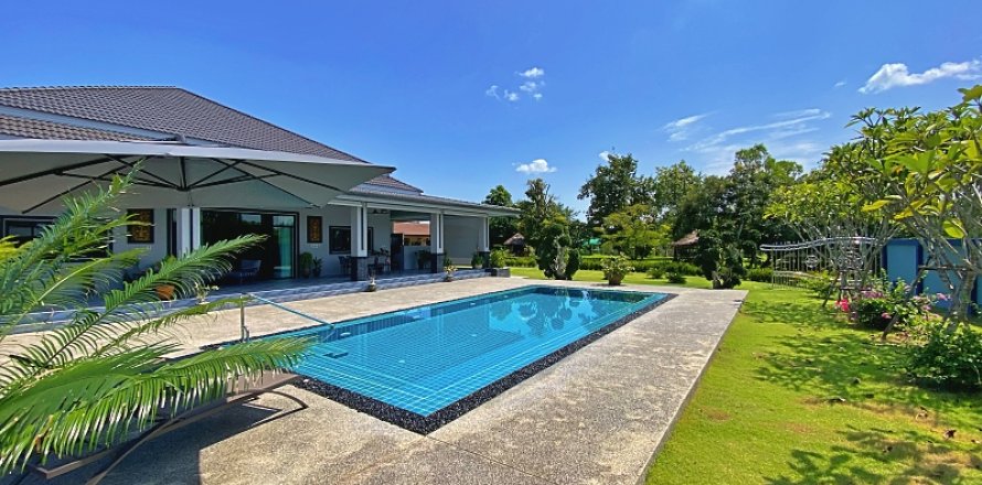Villa in Pran Buri, Thailand 4 bedrooms № 168403
