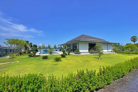 Villa in Pran Buri, Thailand 4 bedrooms № 168403 - photo 3