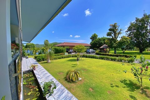 Villa in Pran Buri, Thailand 4 bedrooms № 168403 - photo 13
