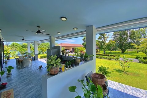 Villa in Pran Buri, Thailand 4 bedrooms № 168403 - photo 12