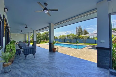 Villa in Pran Buri, Thailand 4 bedrooms № 168403 - photo 6